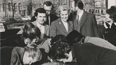 Proteststand des "Landesbürgerkomitee Rundfunkfreiheit" mit Hildegard Hamm-Brücher (Mitte) in der Münchner Innenstadt, rechts hinten Hans Engelhardt, FDP-Oberbürgermeisterkandidat, 16.03.1972 | Bild: BR