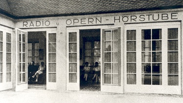 Radio- und Opernhörstube an der Münchner Theresienwiese, 1927 | Bild: BR, Historisches Archiv