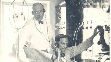 Rudolf von Scholtz (links) mit Techniker Karl Rotthaler 1927 | Bild: BR, Historisches Archiv, Willy Walcher