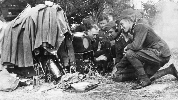 Soldaten an der Ostfront hören die Sendungen des Großdeutschen Rundfunks, 1939. | Bild: BR / Historisches Archiv