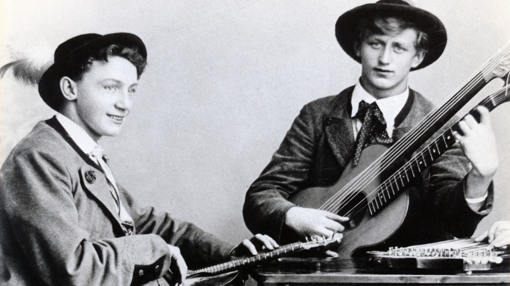 Der Kiem Pauli und das oberbayerische Lied: zwei Männer in Tracht musizieren | Bild: Historisches Archiv / Screenshot