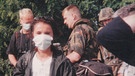 1999 am Massengrab im Kosovo. Die Maske wegen des Verwesungsgeruchs (es war ja lange vor Corona) | Bild: Susanne Glass privat