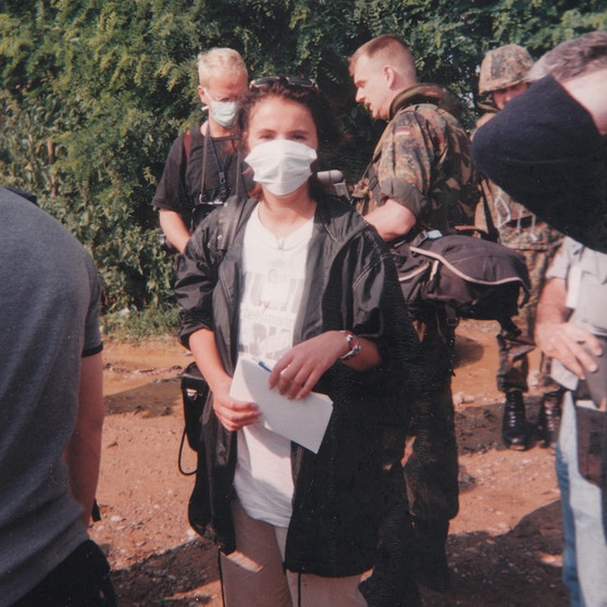 1999 am Massengrab im Kosovo. Die Maske wegen des Verwesungsgeruchs (es war ja lange vor Corona) | Bild: Susanne Glass privat