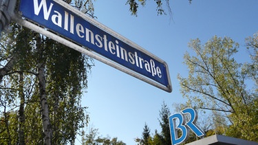 Straßenschild Wallensteinstraße und BR-Logo | Bild: BR Franken/Rainer Aul