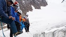 Sichern und Bergen auf dem Gletscher | Bild: BR/Luis Trautmann