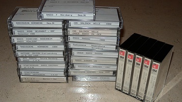 Kassettenhüllen von Kompaktkassetten aufeinandergestapelt | Bild: BR/Andreas Knedlik