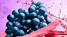 Hand mit blauer Traubenrebe neben nackter Frau, die in einen See aus Rotwein springt | Bild: colourbox.com; Montage: BR/Tanja Begovic