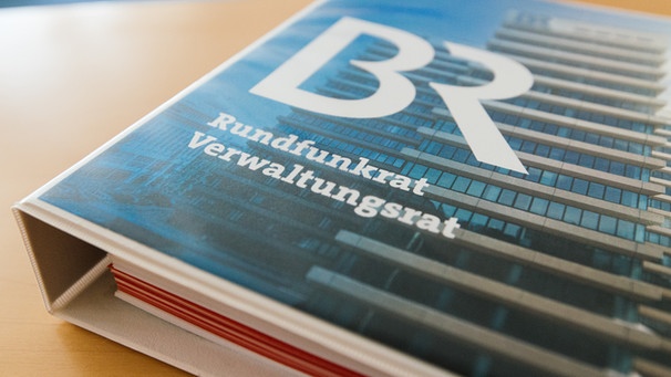 Gremienhandbuch liegt auf einem Tisch | Bild: BR/Lisa Hinder