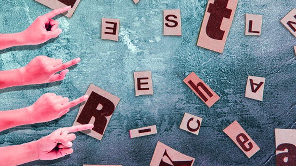 Illustration/Collage: Viele einzelne Scrabble-Buchstaben, links vier Arme, deren Zeigefinger auf einige Buchstaben zeigen | Bild: colourbox.com; BR/Tanja Begovic