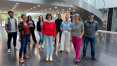 Ein Teil des BR24-Podcastteams und Producer Frank Bonsack (v.l.n.r.: Hannes Kunz, Jenny Stern, Mira-Sophie Potten, Veronika Süß, Nina Lenz, Linda Becker, Cornelia Neumeyer, Anne Kleinknecht, Frank Bonsack) | Bild: BR