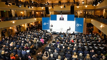 17.02.2024, Bayern, München: Wang Yi, chinesischer Außenminister, spricht bei der 60. Münchner Sicherheitskonferenz (MSC) im Hotel Bayerischer Hof.  | Bild: dpa-Bildfunk/Tobias Hase