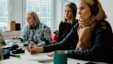 (von links) BR-Redakteurin Anna Siefert, BR-Volontärin Laura Pickert und BR-Redakteurin Antonia Böhm | Bild: BR/Jonas Schlögl