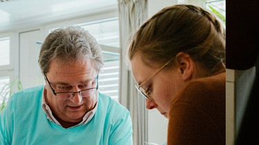 Laiendarsteller Rudi Breiteneicher und Regie Anna Ellmann  | Bild: BR/Jonas Schlögl