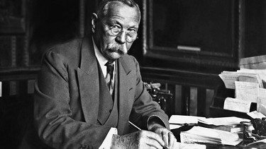 Sir Arthur Conan Doyle, britischer Schriftsteller, am Schreibtisch. (Aufnahmedatum: 01.01.1928-31.12.1928)  | Bild: picture alliance / SZ Photo | Scherl