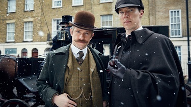 Martin Freeman (links) als Dr. Watson und Benedict Cumberbatch (rechts) als Sherlock Holmes  in der BBC Serie “Sherlock”  | Bild: picture alliance / ASSOCIATED PRESS | Uncredited