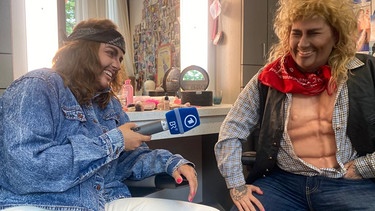 Stadtradio-Reporterin Yvonne Stirner mit Biene aka Drag King Johnny | Bild: BR/Kira Lorenz