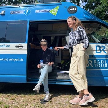 Die BR-Volos Max Stockinger und Kira Lorenz am Ü-Wagen | Bild: BR/Mia Stremme