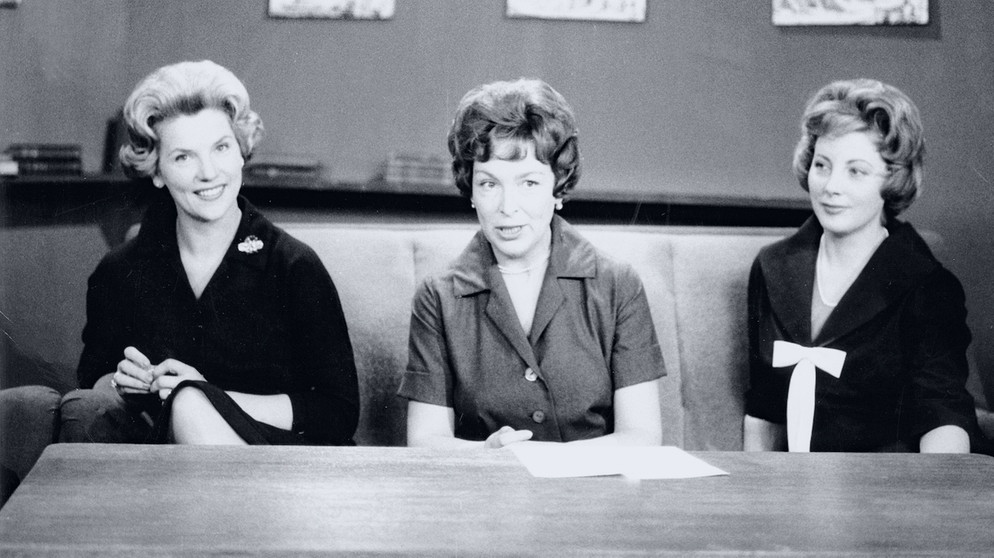 Die ersten Fernsehansagerinnen: Anneliese Fleyenschmidt, Annette von Aretin und Ruth Kappelsberger, 1954. | Bild: BR / Historisches Archiv