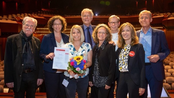 Vlnr: Uwe Kammann (ehem. Direktor des Grimme-Instituts), Eva Lell (Redaktionsleiterin Lawium), Stefanie Heiß, Harald Schmidt (Jury-Vorsitzender), Christine Reuter (Betroffene und Jurymitglied), Dr. Nico Niedermeier (stellv. Vorstandsvorsitzende d. Stiftung dt. Depressionshilfe), Susanne Baldauf (Geschäftsführerin d. Stiftung dt. Depressionshilfe) Prof. Dr. Ulrich Hegerl (Vorstandsvorsitzender d. Stiftung dt. Depressionshilfe)
| Bild: Holger Peters