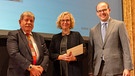 Andrea Koeppler mit Laudator Dr. Ulrich Mautner und Geschäftsführer Dr. Florian Block | Bild: Salus/Katharina Schildhauer