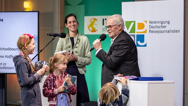 Gewinnerin Susi Weichselbaumer mit den Protagonisten ihrer Reisereportage, ihre Kinder Wally, Maxi und Quirin sowie Rüdiger Edelmann vom VDRJ | Bild: VDRJ