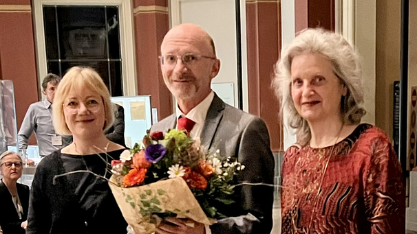 Preisträger Nikolaus Nützel (Mitte) mit Prof. Anne Rahn (Laudatorin, links) und Prof. Ingrid Mühlhauser (Leitung der Jury, rechts) | Bild: Netzwerk Evidenzbasierte Medizin e. V. 