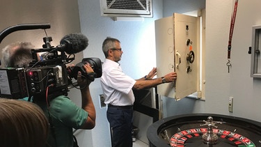 Peter Kolzarek am alten Tresor in der ehemaligen Zentralbank in Cottbus, heute Spielbank. Die Bundesbanker waren 1990 entsetzt, dass der Tresor ein Fenster hatte. | Bild: BR / Astrid Freyeisen