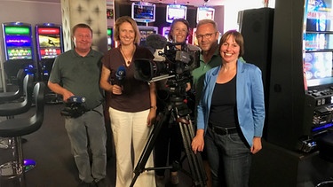 BR-Team am Drehort in der Spielbank Cottbus, ehemals DDR-Zentralbank. V.l.n.r: Johannes Thürmer, Astrid Freyeisen, Maria Anna Weidler, Dieter Nothhaft, Martina Schuster | Bild: BR / Astrid Freyeisen