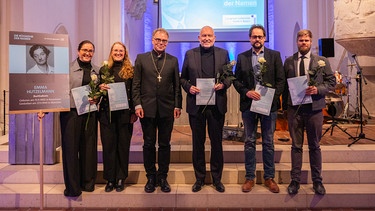 Die Preisträger des Sonderpreises – von links nach rechts Anja Kuttenberger (BR), Eileen Pilling (BR), Regionalbischof Thomas Prieto Peral, Andreas Bönte (BR), Dr. Maximilian Strnad (LH München / Public History), Moritz Kienast (LH München / Public History)  | Bild: Bildcredit: Michael McKee