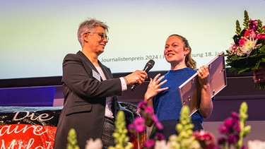 BDM-Vorstandsmitglied Ursula Trede, Anne-Lena Schug (Preisträgerin, Autorin Unser Land) | Bild: Jens Scherb, BDM