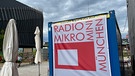 "Hier ist Radio Mikro Mini-München!" | Bild: BR/Inga Nobel