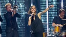 Bei der Sternstunden-Gala erhebt die gebürtige Linzerin Christina Stürmer ihre Stimme für den guten Zweck und singt einen ihrer größten Hits, die kraftvolle Hymne „Millionen Lichter“. | Bild: BR/Ralf Wilschewski