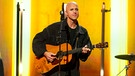 In der Sternstunden-Gala ist der 43-Jährige belgische Singer-Songwriter Milow mit seinem aktuellen Titel „Crazy for you“ zu hören – ein gefühlvoller Song, der von Freude und Sehnsucht gleichermaßen erzählt. | Bild: BR/Ralf Wilschewski