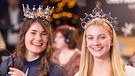 Elisabeth Heimerl, Milchkönigin (links) mit Verena Wagner, Milchprinzessin | Bild: BR/Markus Konvalin