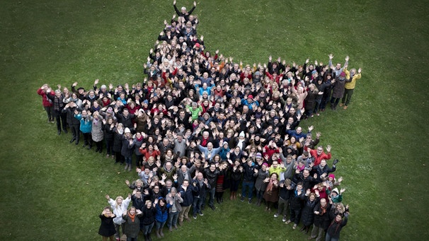 Über 200 Mitarbeiter des Bayerischen Rundfunks versammelten sich im Innenhof zu einem Gruppenbild in Sternform. | Bild: BR/Theresa Högner