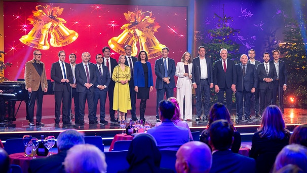 Der Politiker-Chor bei der Sternstunden-Gala 2023 | Bild: BR/Ralf Wilschewski