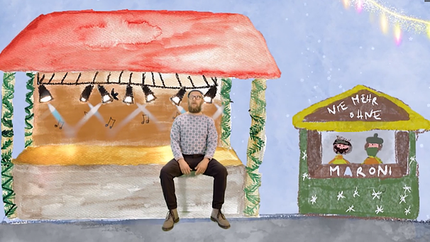 Szene aus dem Video zum Sternstunden-Song 2020: Der Musiker Sebastian Horn sitzt am Rand der gemalten Sternstunden-Bühne. | Bild: Screenshot BR