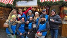 Das "Wir in Bayern"-Team mit Michl Müller und Dominik Glöbl vor dem Sternstundenstand am Christkindlesmarkt in Nürnberg | Bild: BR