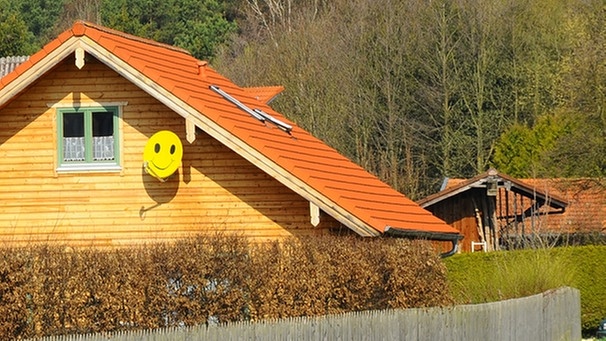 Satellitenschüssel mit Smiley | Bild: BR/Daniel Paul