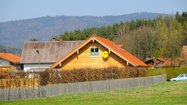 Satellitenschüssel mit Smiley | Bild: BR/Daniel Paul