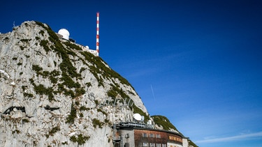 Sender Wendelstein mit Observatorium, Universitäts-Sternwarte München und Gebäude des Bayerischen Rundfunks im Vordergrund. | Bild: BR/Veronika Astner