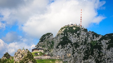 Seit 1954 betreibt der Bayerische Rundfunk seine Sendeanlage auf dem Berg Wendelstein in den Bayerischen Alpen. Neben dem Sendemast ist das Observatorium der Universitäts-Sternwarte München und weitere Gebäude des Bayerischen Rundfunks zu sehen. | Bild: BR