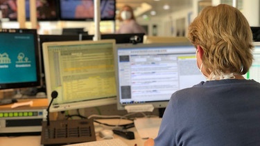 Anja Volkmeyer am Newsdesk von B5 | Bild: BR / Melanie Marks