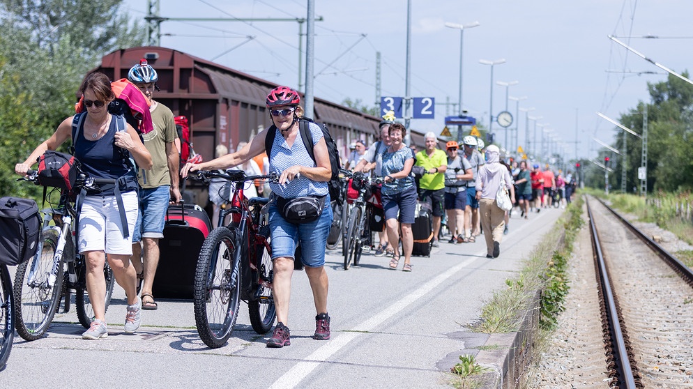 Ankunft der Radlerinnen und Radler in Landau an der Isar. | Bild: BR/Markus Konvalin