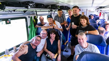 Bahnfahrt der Radlerinnen und Radler nach Landau an der Isar. | Bild: BR/Raphael Kast