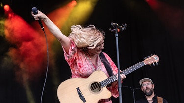 4. Etappe: Der Abend in Pegnitz mit Claudia Koreck. | Bild: BR/Markus Konvalin