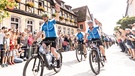 6. Etappe: Ankunft in Neustadt an der Aisch mit Innenminister Joachim Herrmann (links) und dem ehemaligen Landesbischof der Evangelisch-Lutherischen Kirche in Bayern, Heinrich Bedford-Strohm (rechts). | Bild: BR/Markus Konvalin