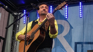 Richie Necker mir seiner Gitarre auf der BR-Bühne auf dem Bürgerfest Regensburg 2015 | Bild: BR/Verena Hampl