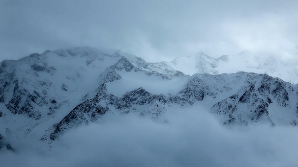 Wolken zwischen dem Berggipfeln | Bild: BR/Walker+Worm Film