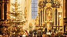 Die vollbesetzte Kirche St. Vitus in Gempfing von hinten durch auf den Altar fotografiert | Bild: BR/Andreas Dirscherl